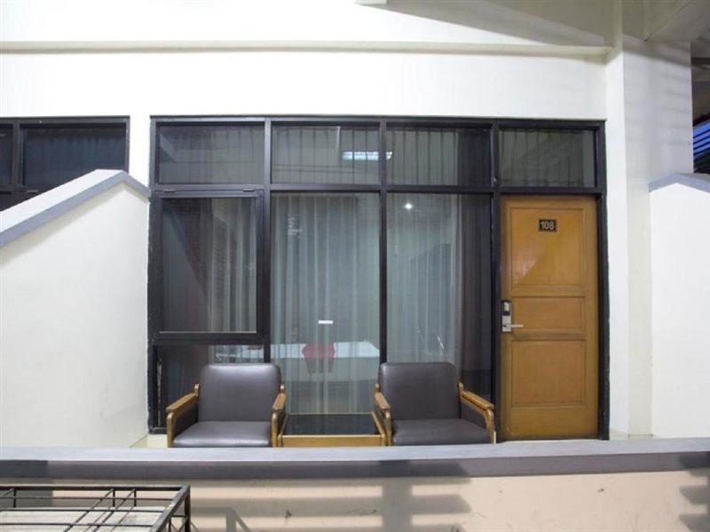 Hotel Reddoorz @ Surapati Bandung Exterior foto
