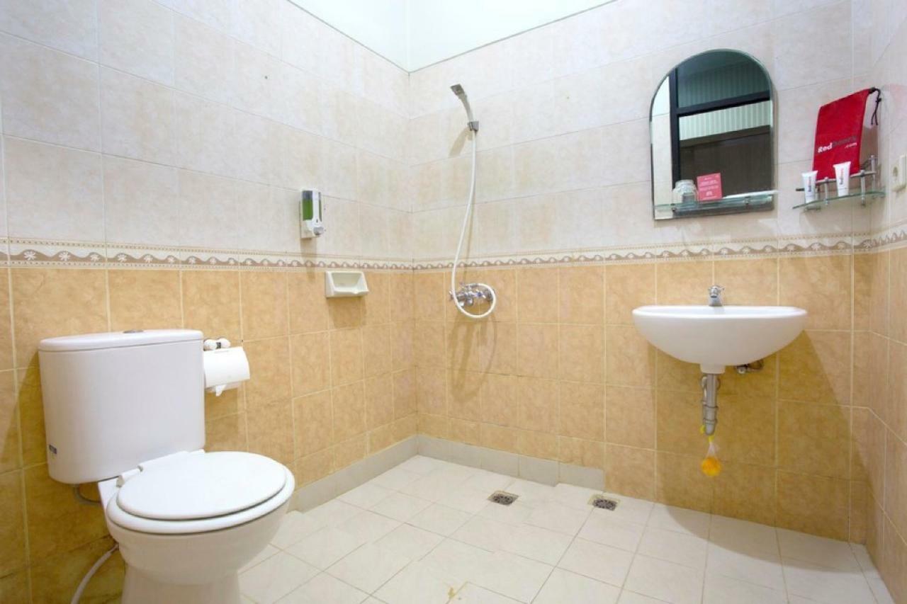 Hotel Reddoorz @ Surapati Bandung Exterior foto