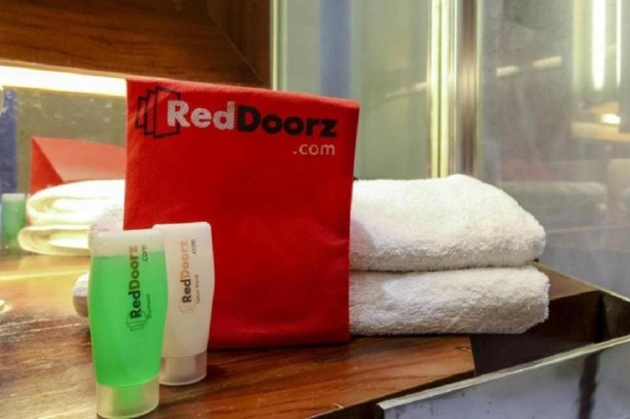 Hotel Reddoorz @ Surapati Bandung Exterior foto