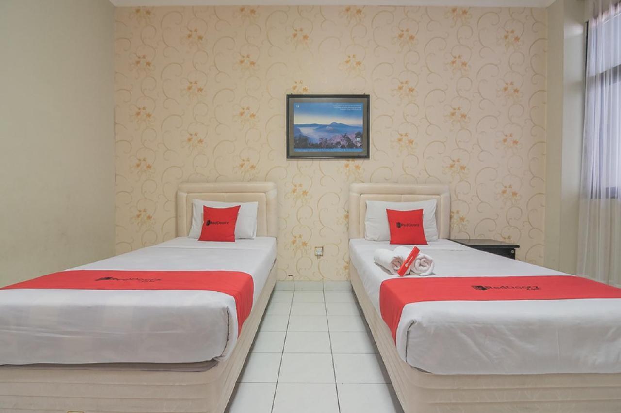 Hotel Reddoorz @ Surapati Bandung Exterior foto